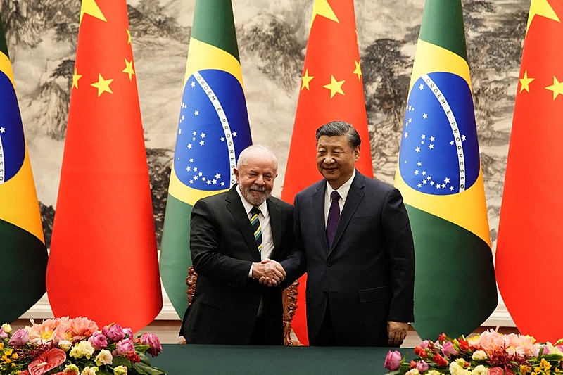 Em abril de 2023, foram assinados 15 novos acordos comerciais entre Brasil e China em um único encontro.
