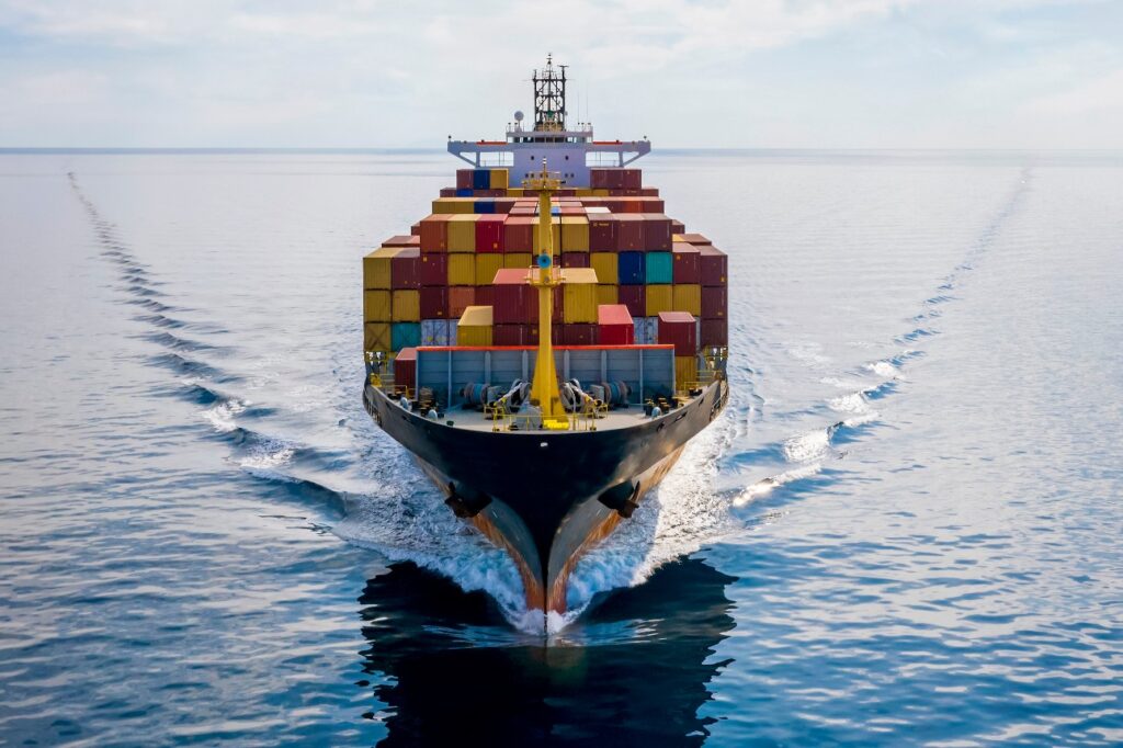 tipos de contêiner aparentes em um navio no mar